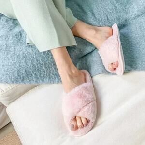 Splendid Pink Criss Cross Faux Fur Slippers M/L
